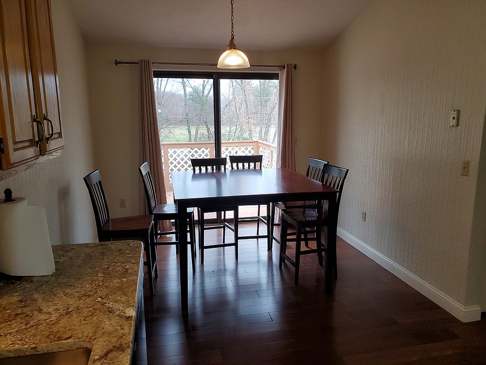 Eat-in kitchen area.