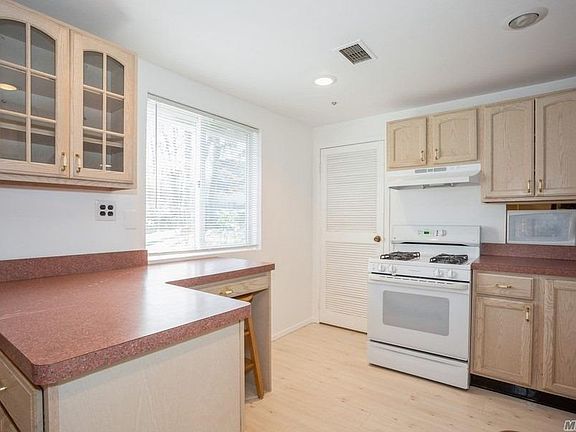 4th image of 433 Clubhouse Ct