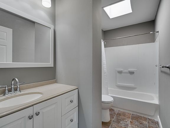 5th image of 2827 Johnson St NE