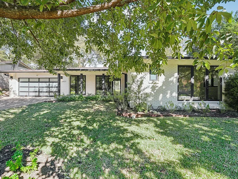 3927 Balcones Dr — Photo 30
