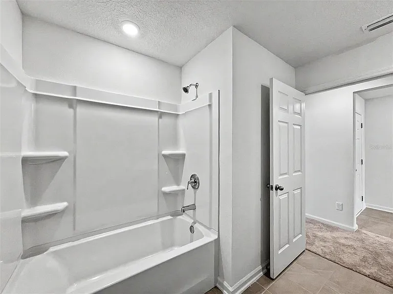 55 Signet Cir — Photo 37