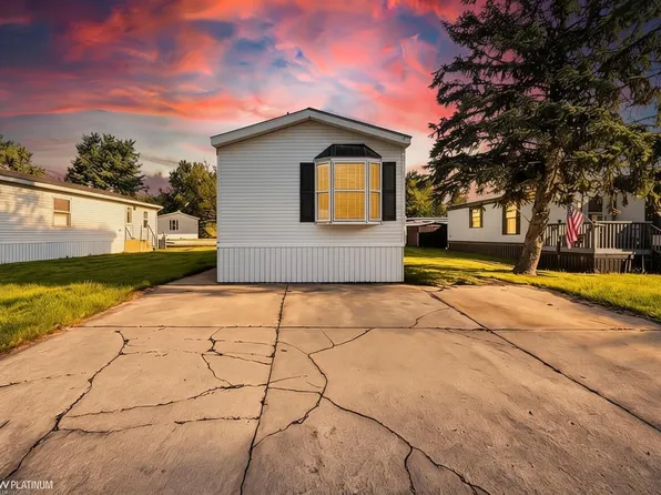 29767 Jamestown Dr, New Baltimore, MI 48051