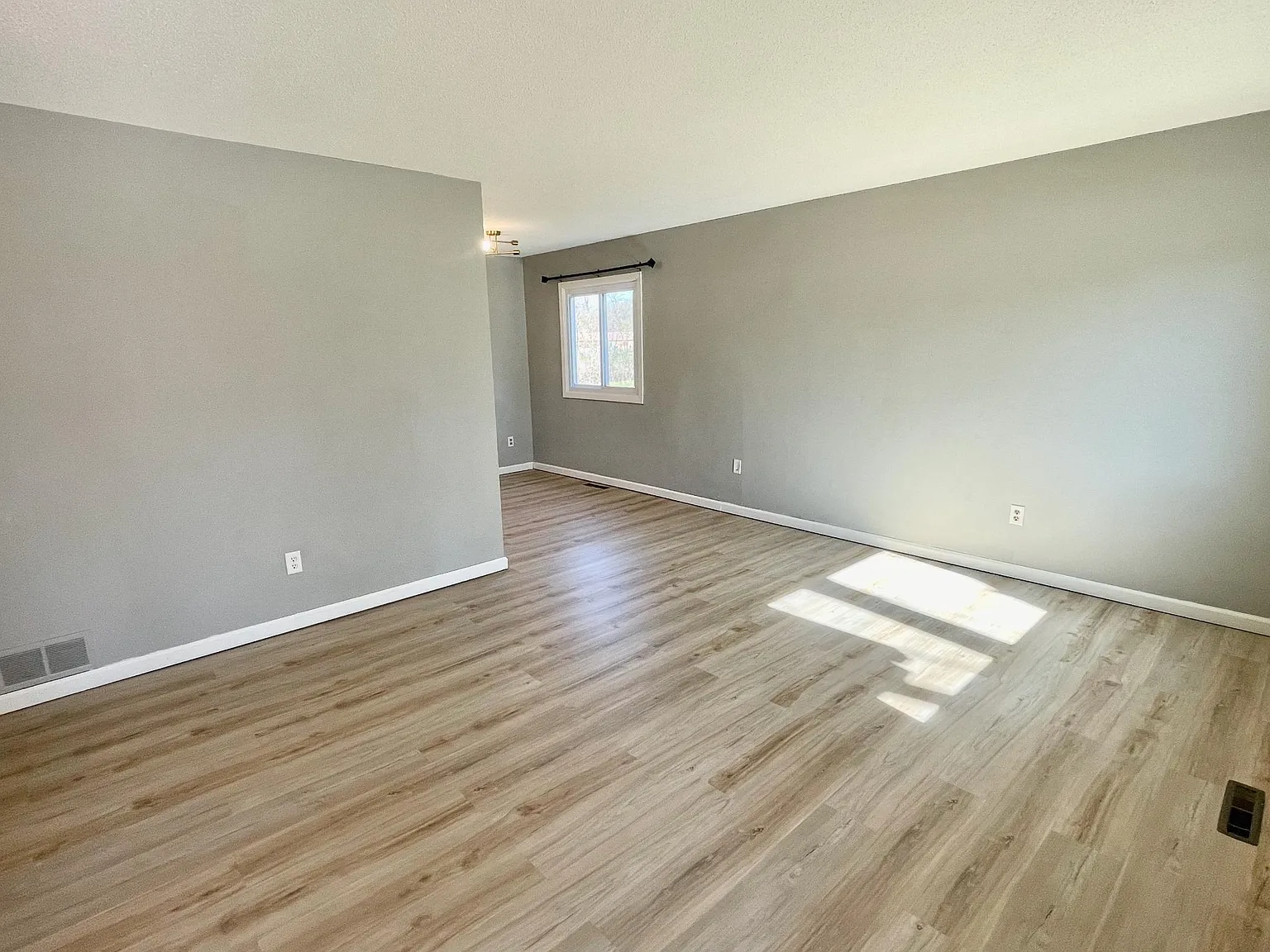 3 bed, 1400 sqft, $2,200 — Photo 2