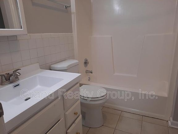 5th image of 857 Belle Plaine Ave Unit 1