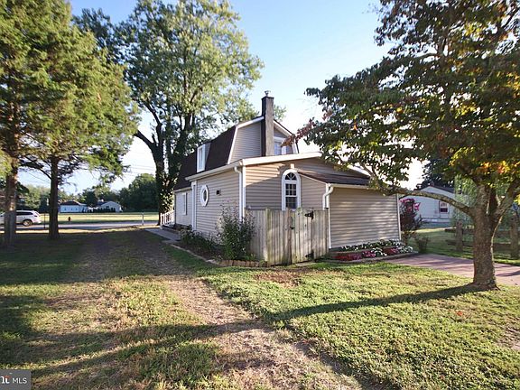 3rd image of 8 Park Dr