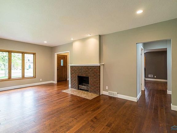 5th image of 2412 Densmore Dr