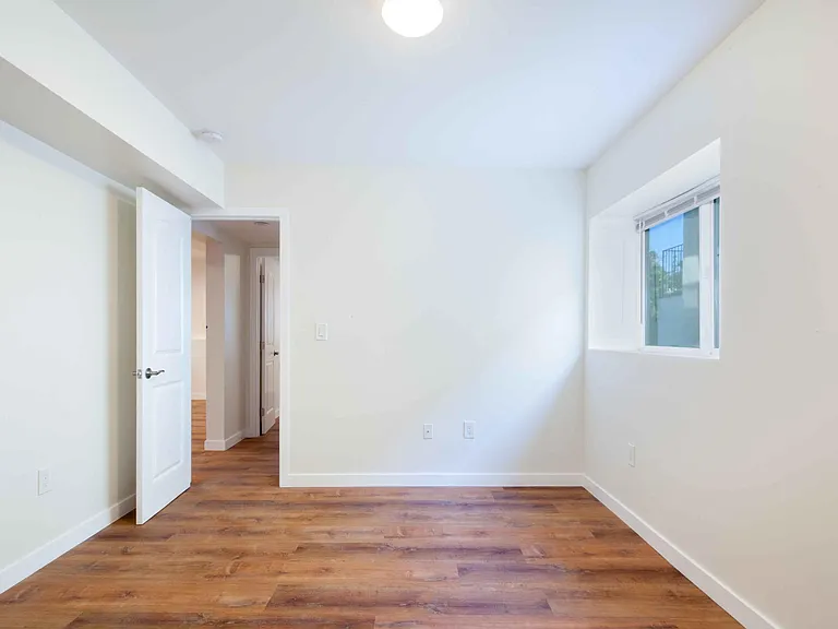 429 Athol Ave — Photo 8