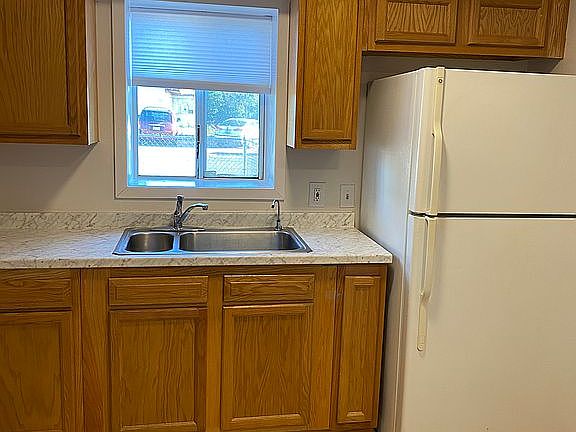 2 bedroom eat in kitchen