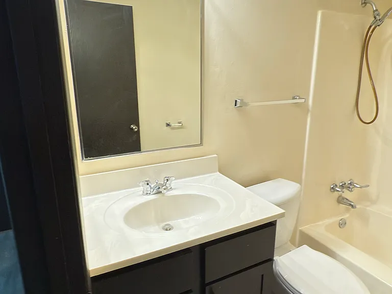 Oakmont Apartments — Photo 14