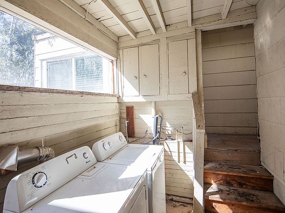 2nd image of 3035 Redwood St #1/2