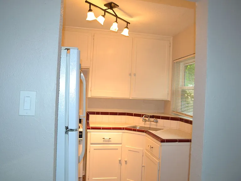 904 Denton St — Photo 7