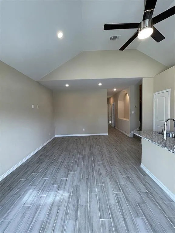 4 bed, 2.5 bath, 1572 sqft, $1,599 — Photo 2
