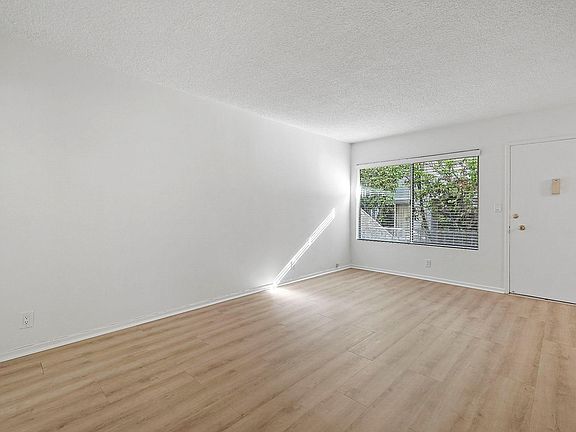3rd image of 934 6th St APT 3