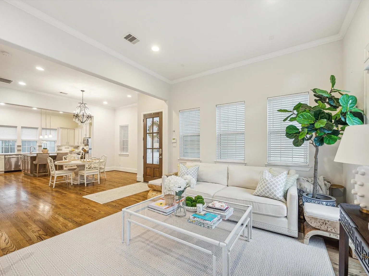 3 bed, 3.5 bath, 2364 sqft, $3,500 — Photo 4