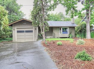 1050 NW Hillside Dr, Grants Pass, OR