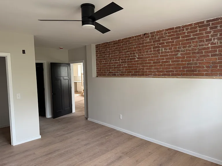 1568 Lonsdale Ave #1 — Photo 12