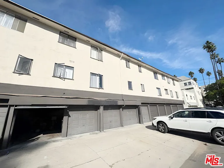 470 S Mariposa Ave — Photo 14
