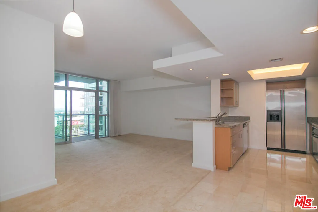 Building Photo - 13700 Marina Pointe Dr #1027