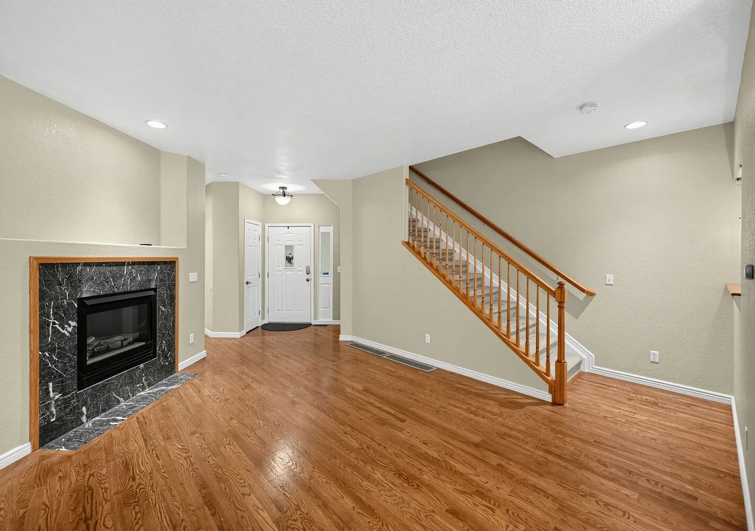 Charming 2BR 3.5 Bath Townhome in Arvada Next to Allendale Park — Photo 3