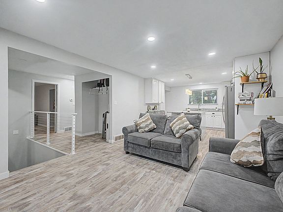 5th image of 1076 Shannon Cir
