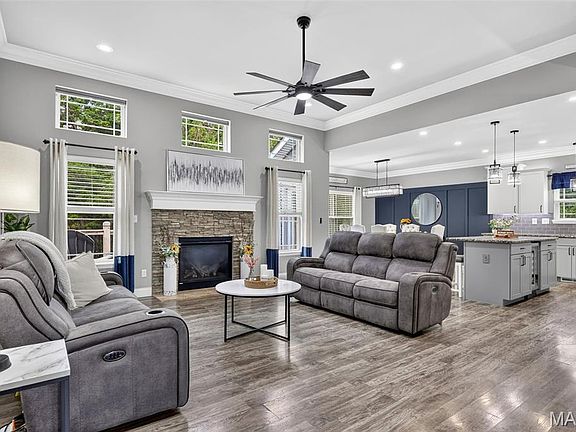 3rd image of 826 Liberty Creek Dr