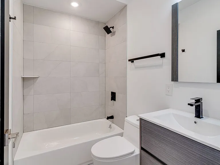 Brand New Luxury Townhouses — Photo 29