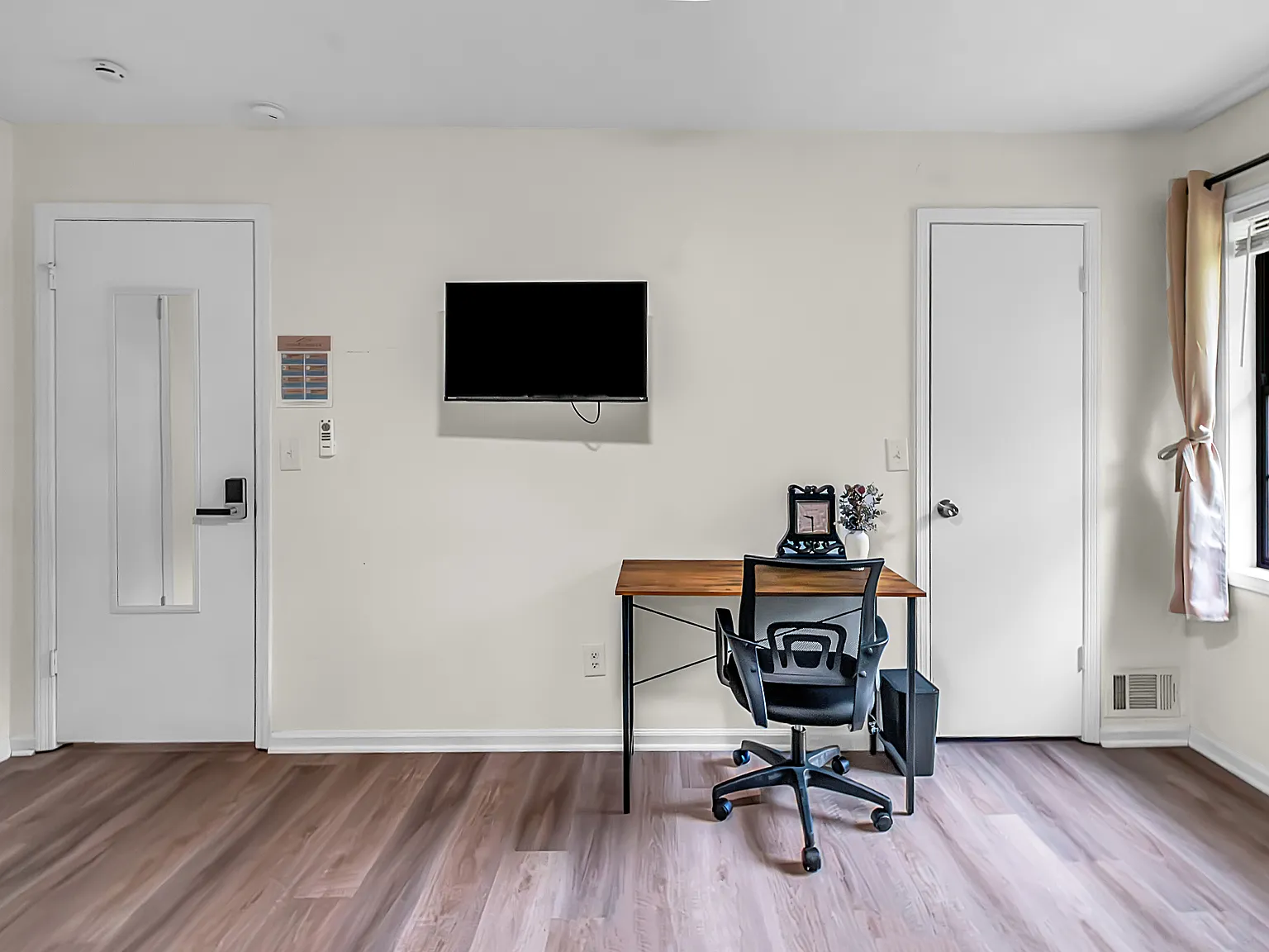 8 bed, 2526 sqft, $772 — Photo 3