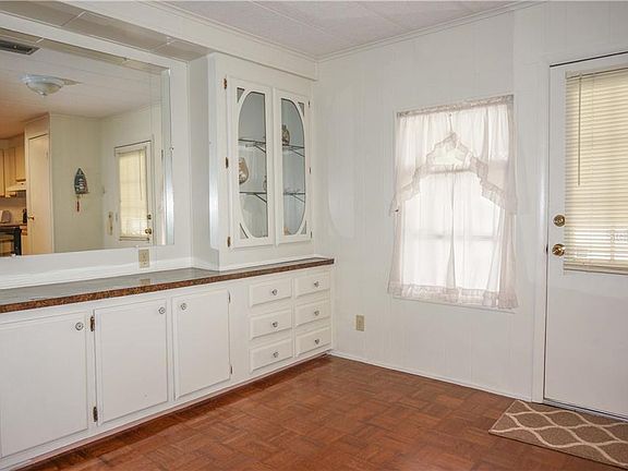 4th image of 52 Lakeview Dr