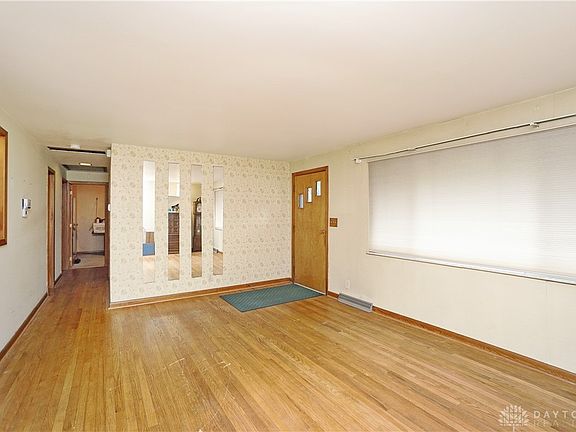5th image of 1562 Maplewood Dr
