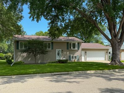905 Woodfern Dr, Marshall, MN, 56258