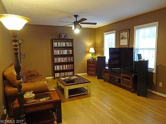3rd image of 760 View Dr