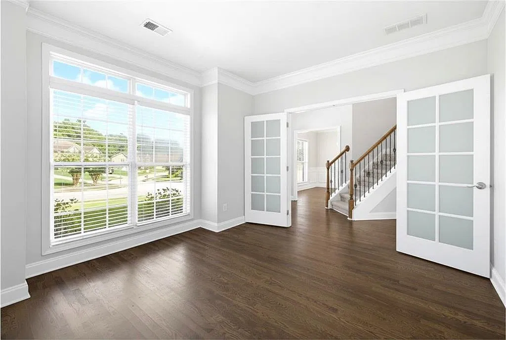 4 bed, 2.5 bath, 2646 sqft, $2,500 — Photo 3