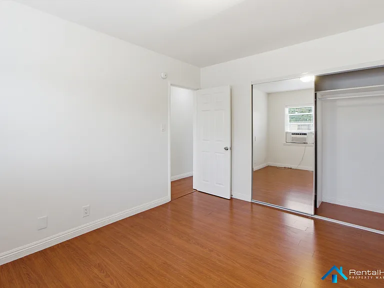 11555 Burbank Blvd #6 — Photo 12