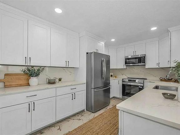 5th image of 100 BLUFF VIEW DRIVE #604C