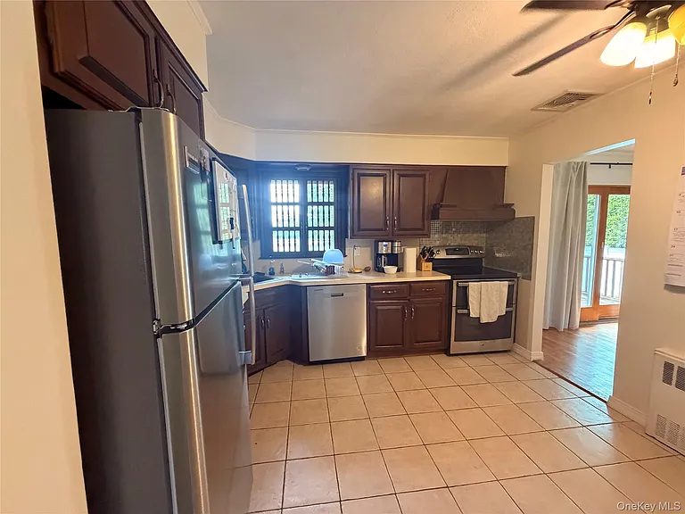 748 Leslie Ln — Photo 5