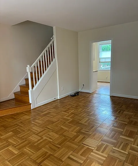 Spacious living room, hardwood floors thoughout.