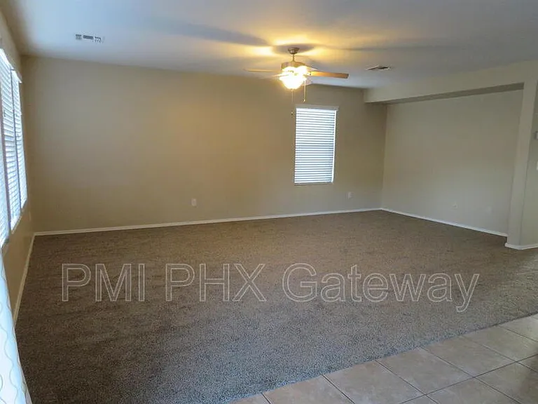 1139 E Lowell Ct — Photo 2
