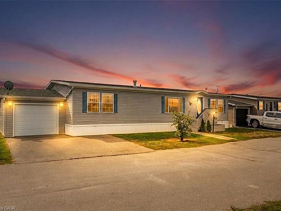 2nd image of 45 Riverbend Cres