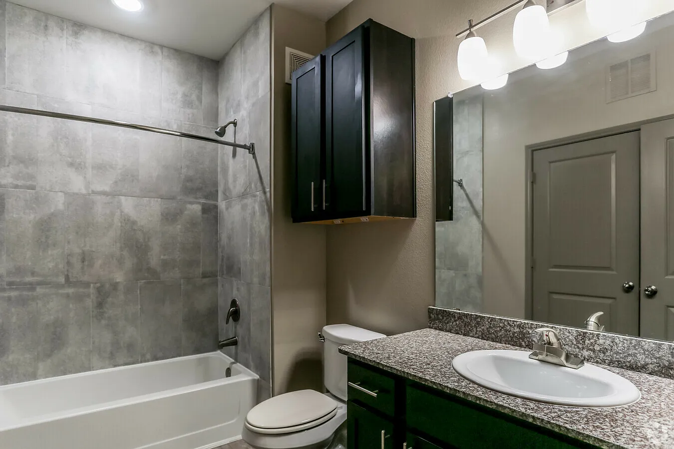 Oaks at Wayside Apartments — Photo 2