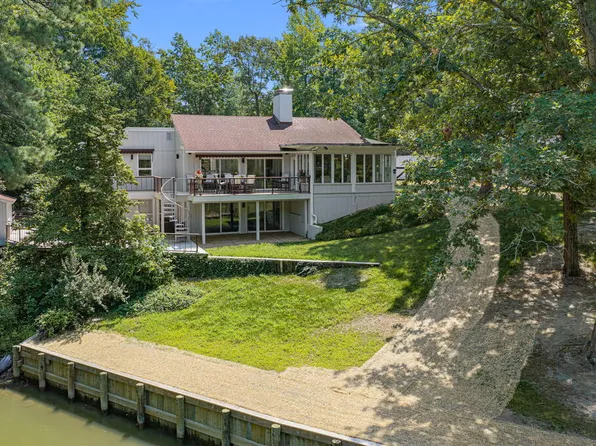 30 Golf Ln, Weems, VA 22576