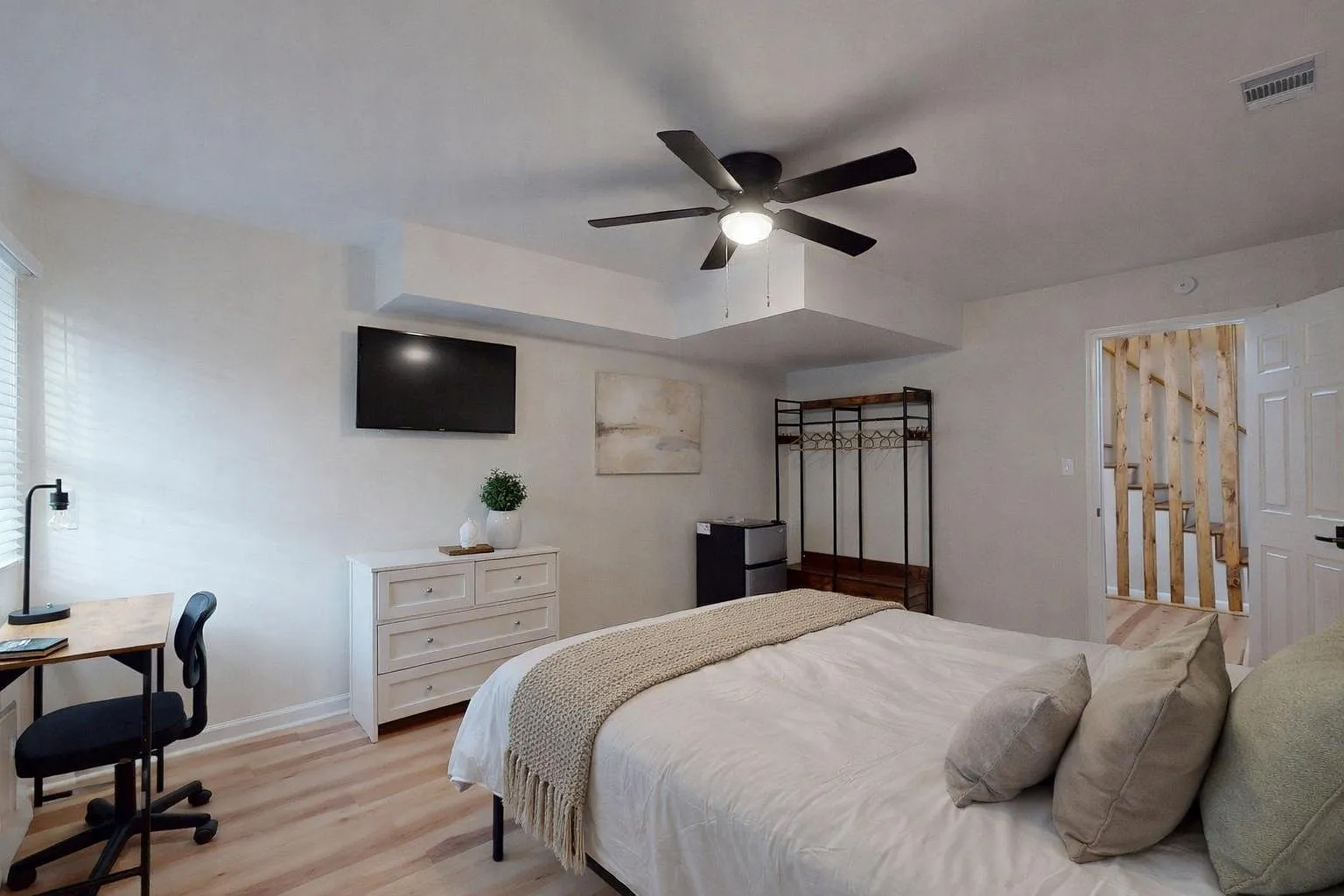 4 bed, 4.0 bath, 1288 sqft, $910 — Photo 2