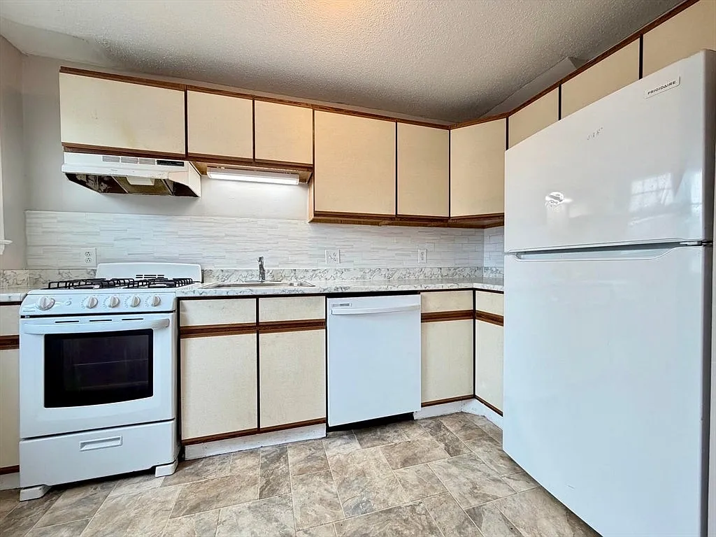 2 bed, 759 sqft, $1,600 — Photo 3