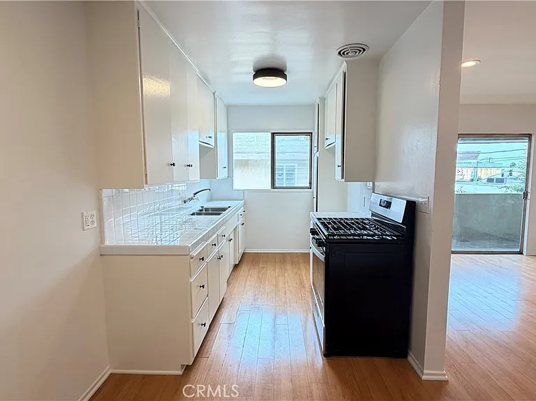919 N Orange Grove Ave #6 — Photo 6
