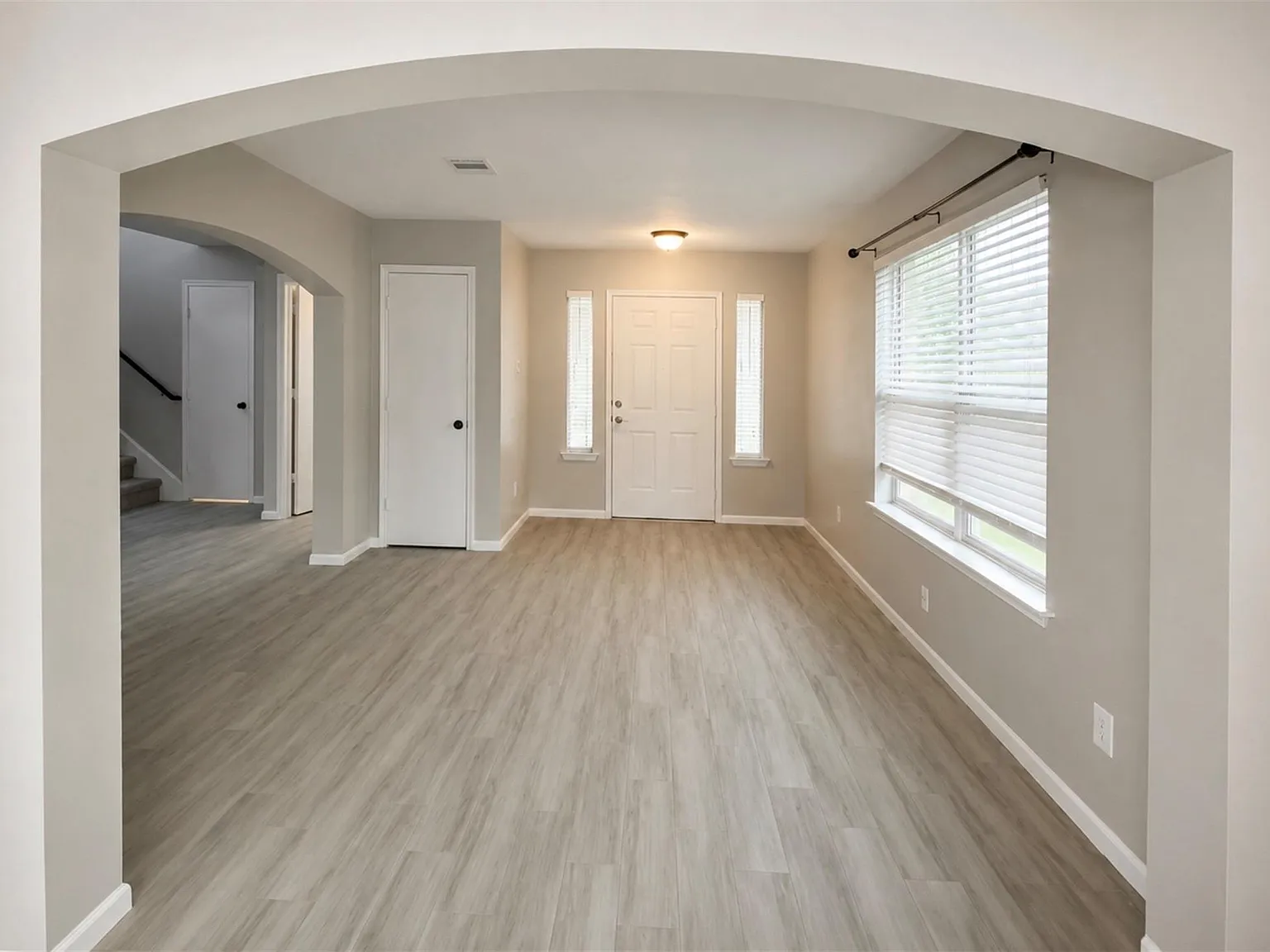4 bed, 2.5 bath, 1913 sqft, $2,000 — Photo 3