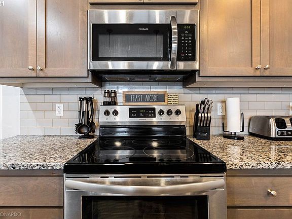 4th image of 123 Loganberry Ct.