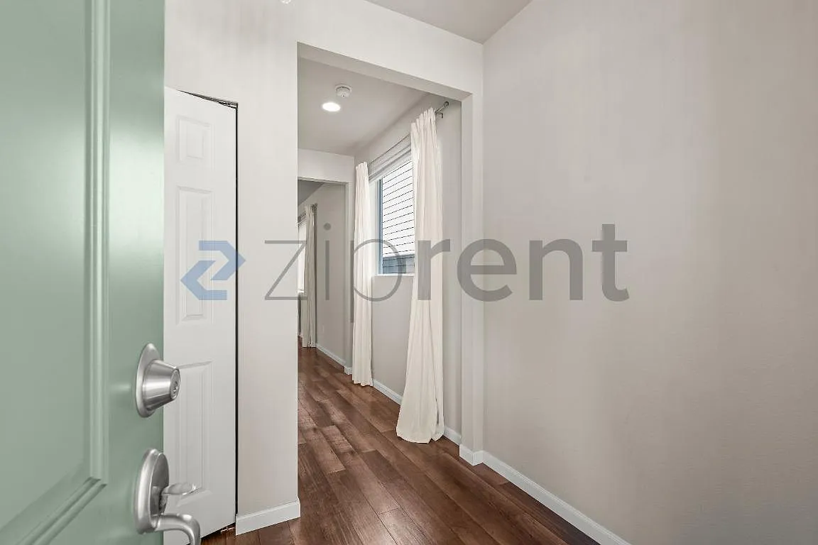 3 bed, 2.5 bath, 2270 sqft, $3,525 — Photo 3