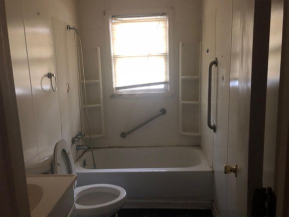 5th image of 3547 S Barrett St