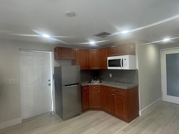 this 1/1 has a private entry - Note that the microwave has been replaced recently with a new stainless steel microwave