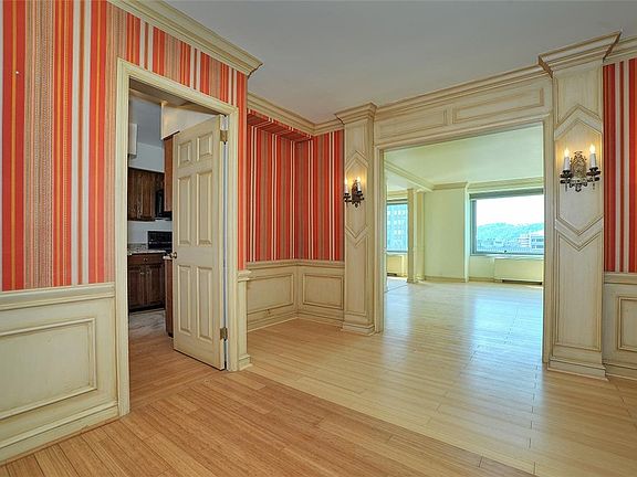 2nd image of 320 Fort Duquesne Blvd #21NO