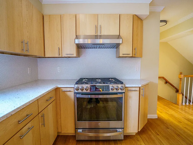 300 Adams St — Photo 10